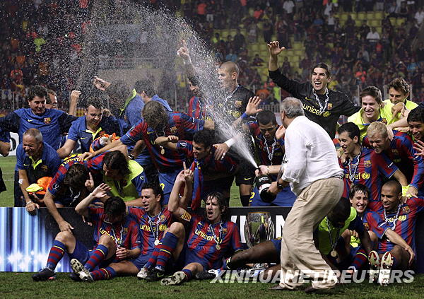 巴塞罗那队再夺欧洲超级杯桂冠 队员喷洒香槟