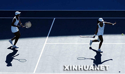 中国第一枚奥运网球女子双打金牌获得者李婷、